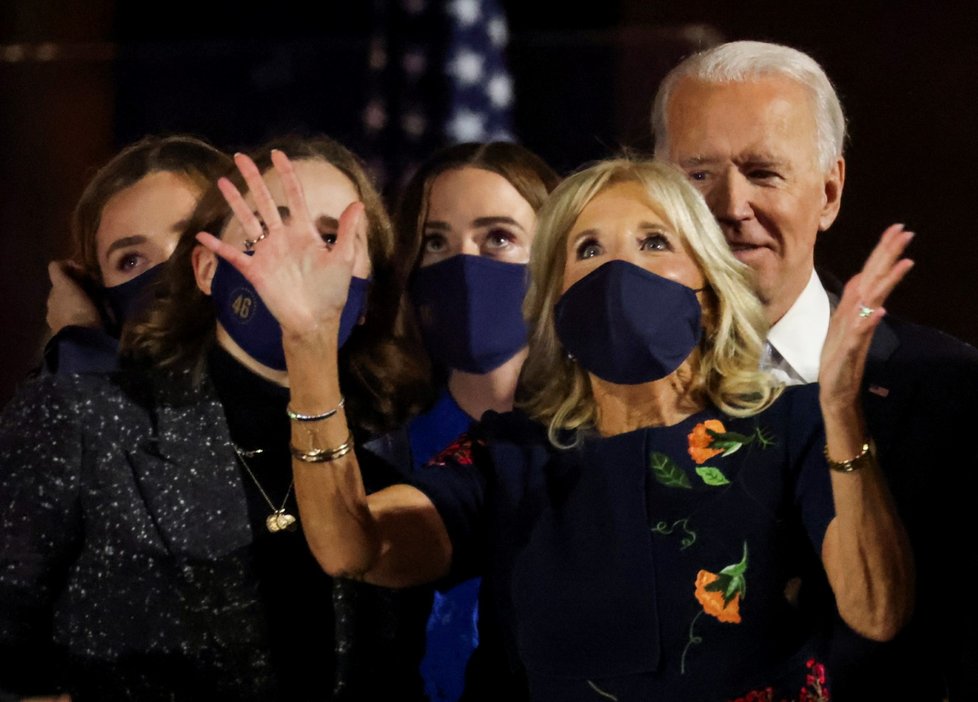 Zvolený prezident Joe Biden s rodinou po vítězném projevu ve Wilmingtonu