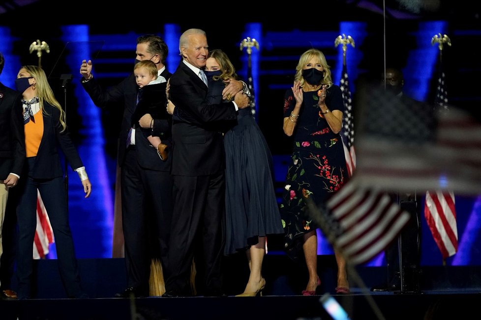 Zvolený prezident Joe Biden s rodinou po vítězném projevu ve Wilmingtonu