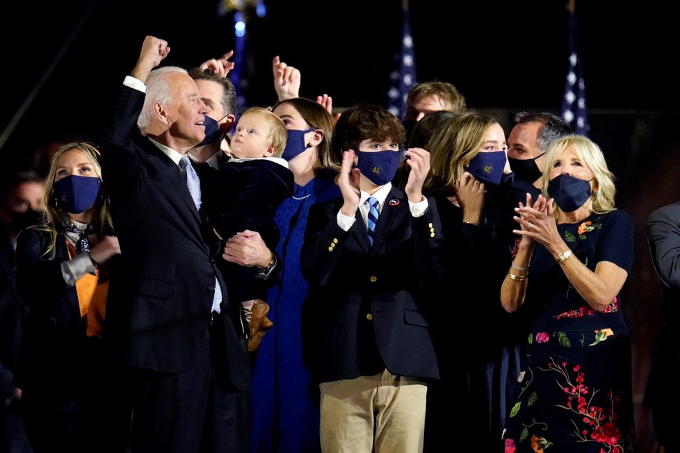 Zvolený prezident Joe Biden s rodinou po vítězném projevu ve Wilmingtonu