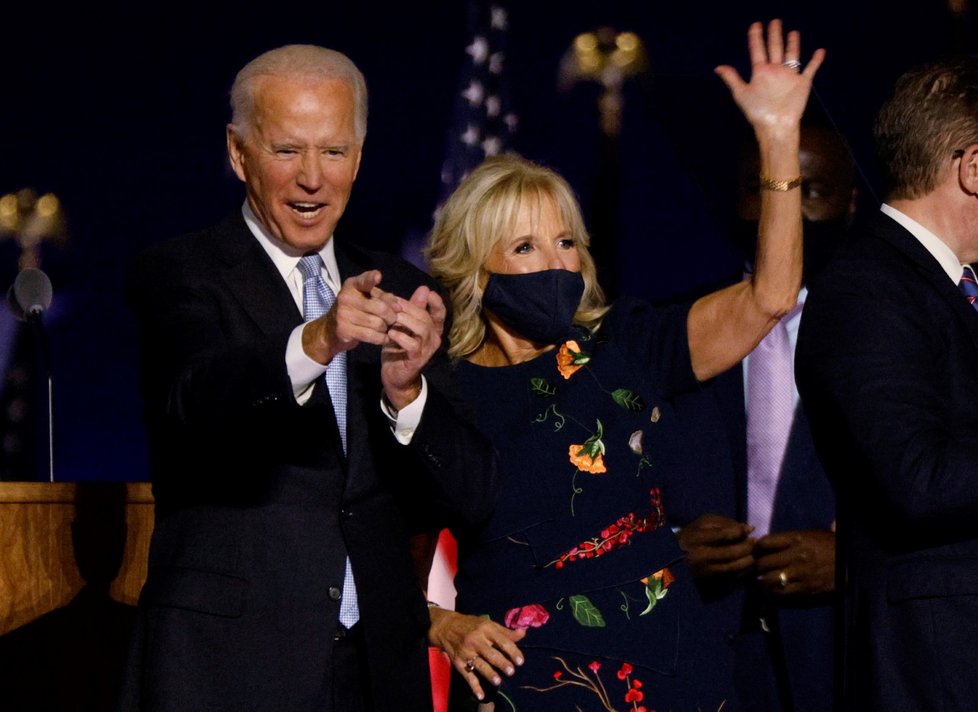 Zvolený prezident Joe Biden s manželkou Jill po vítězném projevu ve Wilmingtonu