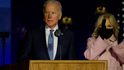 Joe Biden s manželkou Jill při prvním povolebním projevu.