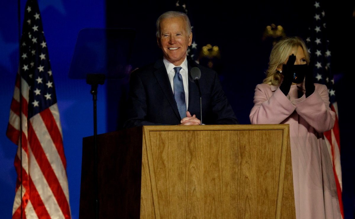 Joe Biden s manželkou Jill při prvním povolebním projevu.