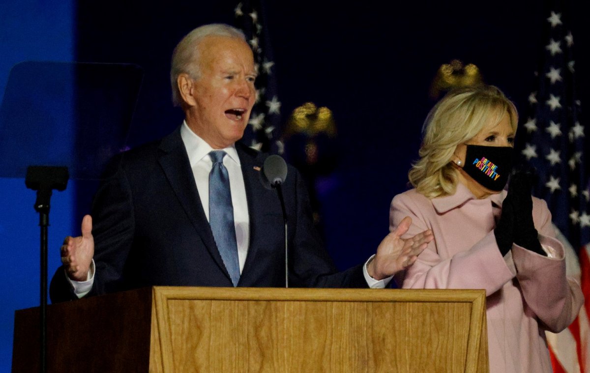 Joe Biden s manželkou Jill při prvním povolebním projevu.