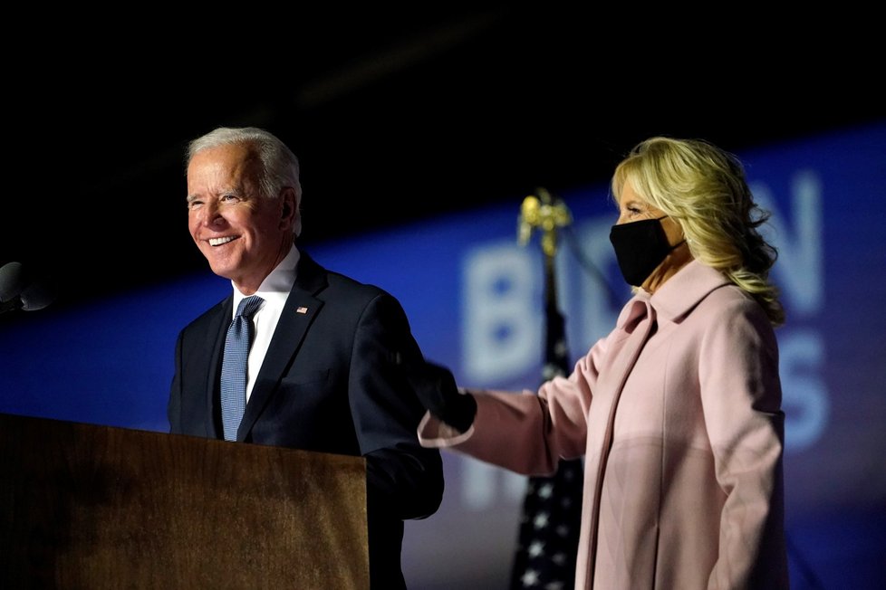Joe Biden s manželkou Jill při prvním povolebním projevu