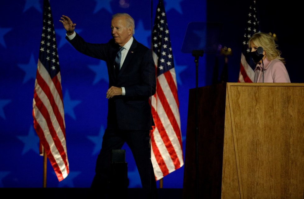Joe Biden s manželkou Jill při prvním povolebním projevu.