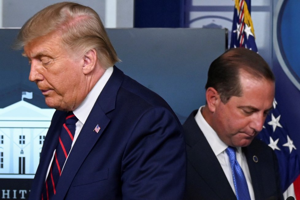 Ministr zdravotnictví Alex Azar s prezidentem Donaldem Trumpem.