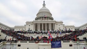Trumpovi příznivci před budovou Kapitolu