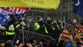 Trumpovy příznivce rozháněla policie, použila i slzný plyn.
