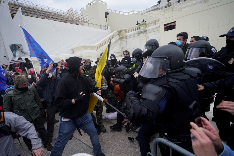 Trumpovi příznivci se střetli s policií.