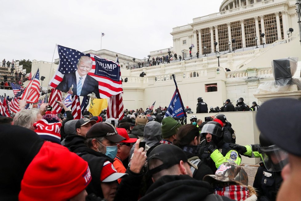 Trumpovi příznivci se střetli s policií.