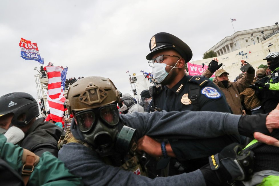 Trumpovi příznivci se střetli s policií.