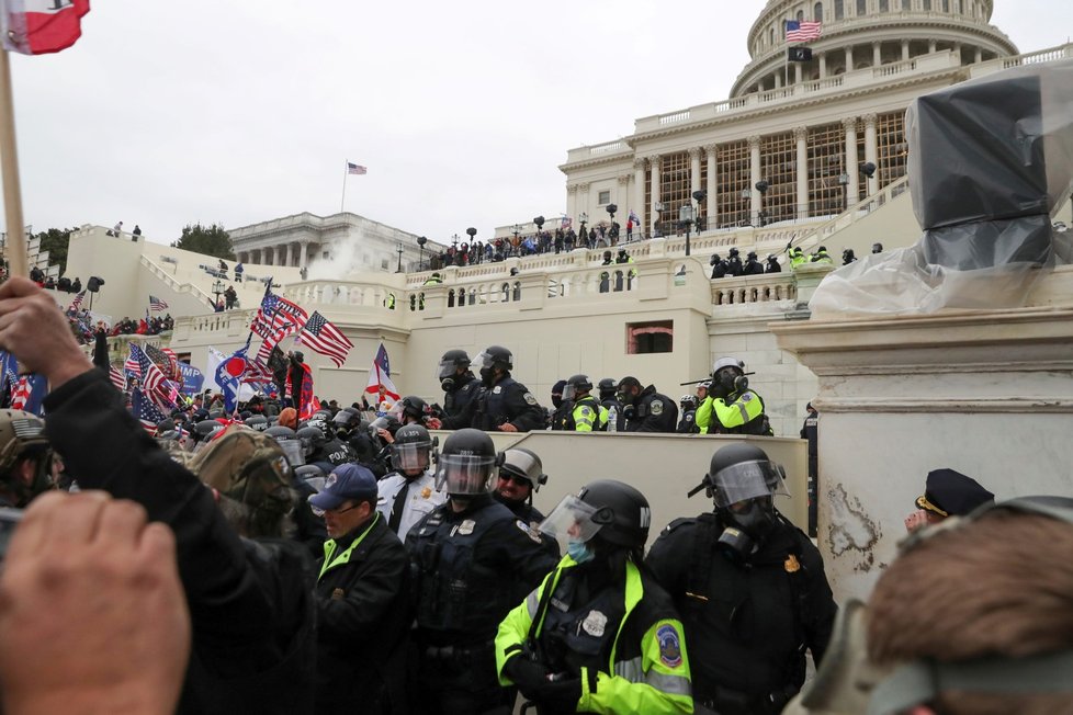 Trumpovi příznivci se střetli s policií.