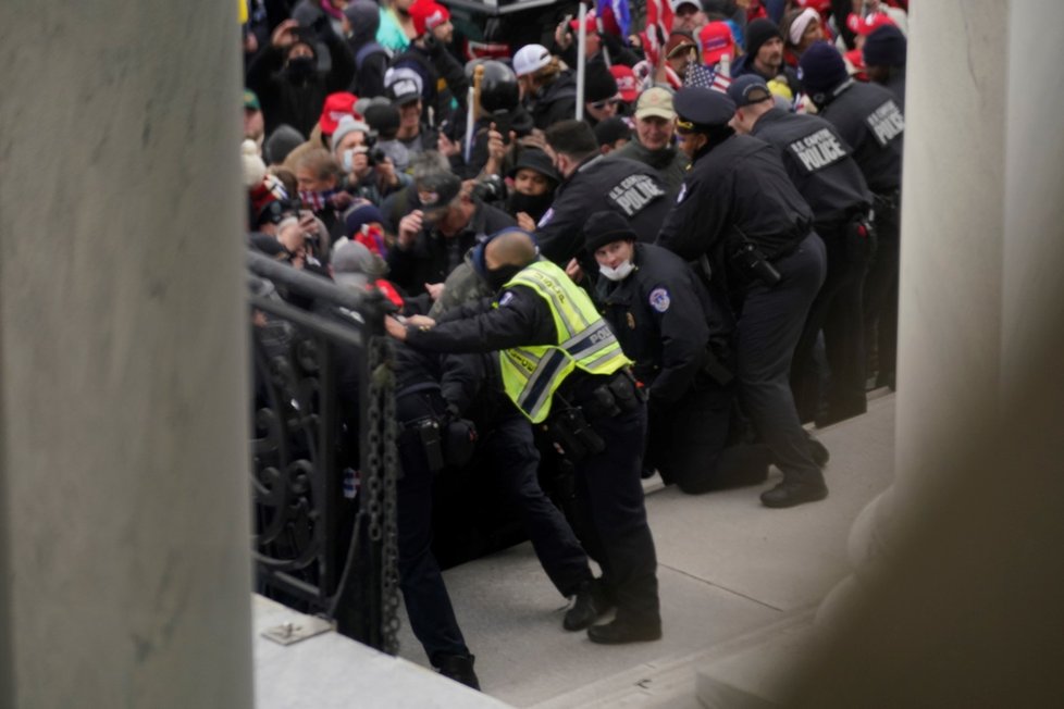 Trumpovi příznivci se střetli s policií.