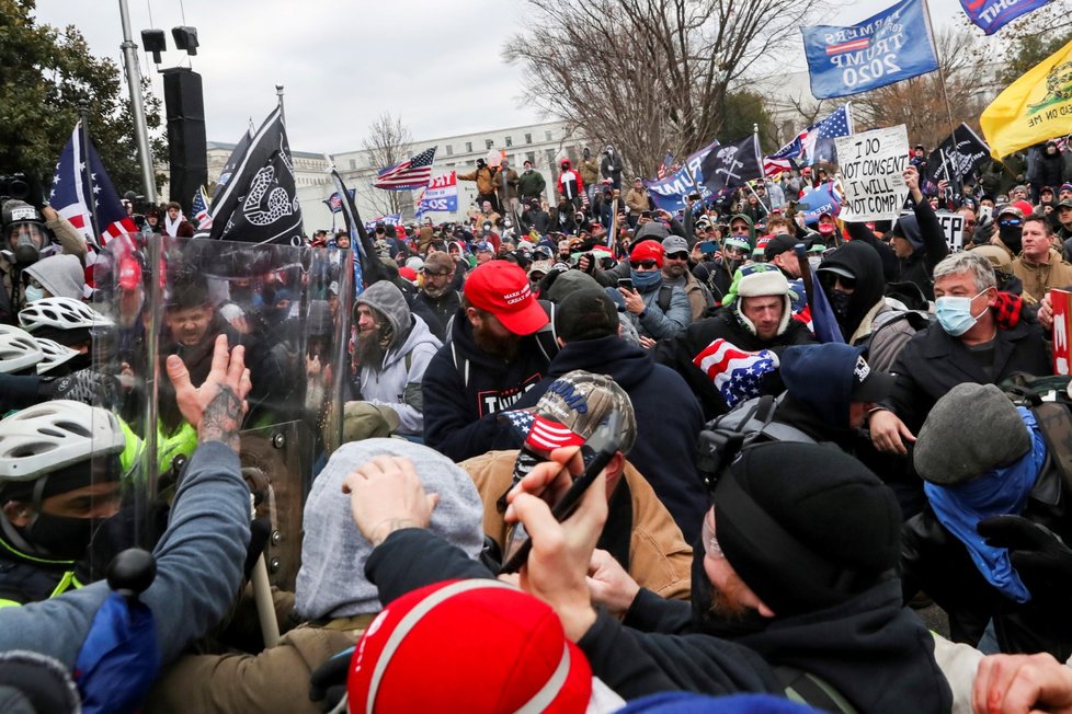 Trumpovi příznivci se střetli s policií.