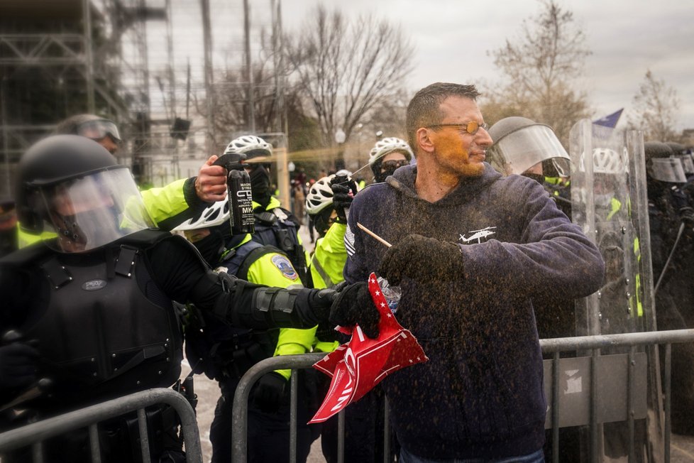 Trumpovi příznivci se střetli s policií.