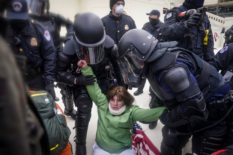 Trumpovi příznivci se střetli s policií.