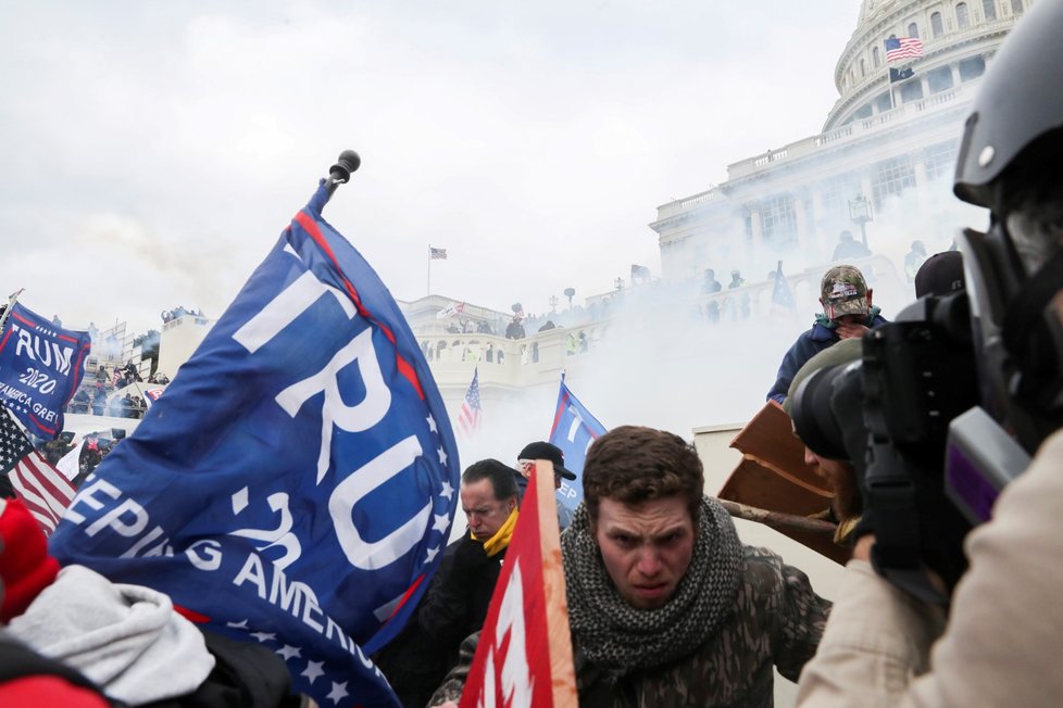 Trumpovi příznivci se střetli s policií.