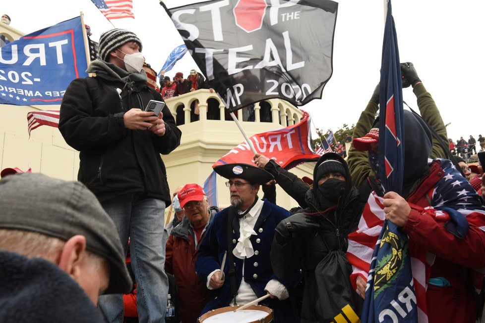 Trumpovi příznivci se střetli s policií.