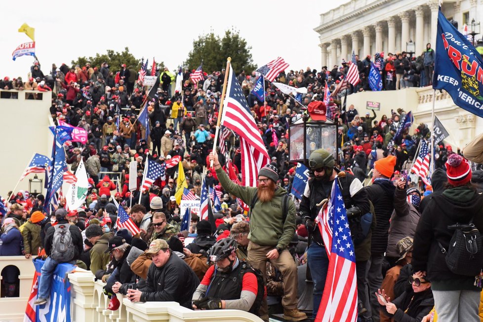 Trumpovi příznivci před budovou Kapitolu