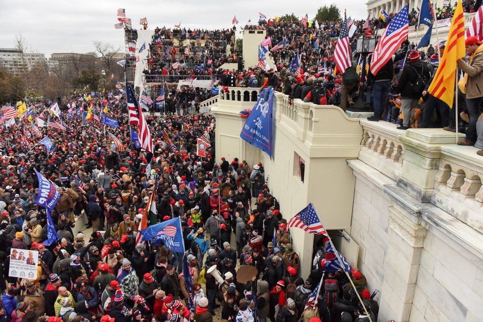 Trumpovi příznivci před budovou Kapitolu