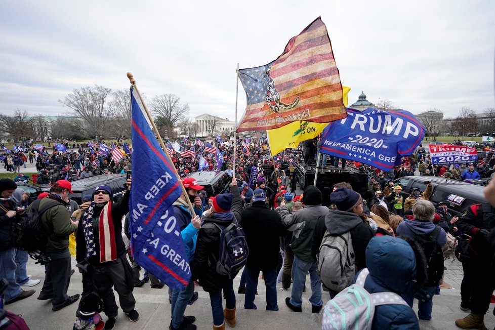 Trumpovi příznivci před budovou Kapitolu