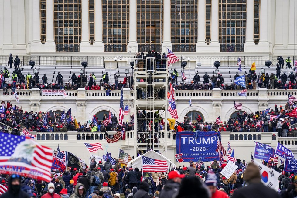 Trumpovi příznivci před budovou Kapitolu.