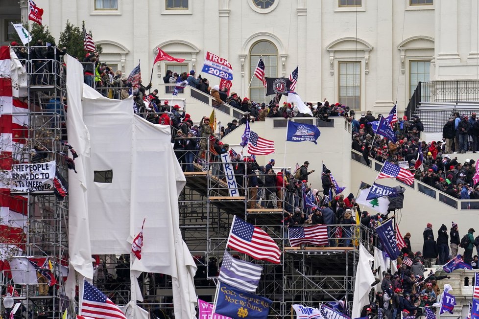 Trumpovi příznivci před budovou Kapitolu