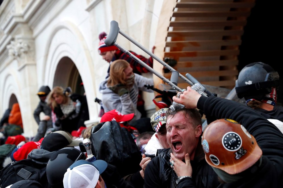 Trumpovy příznivce rozháněla policie, použila i slzný plyn.