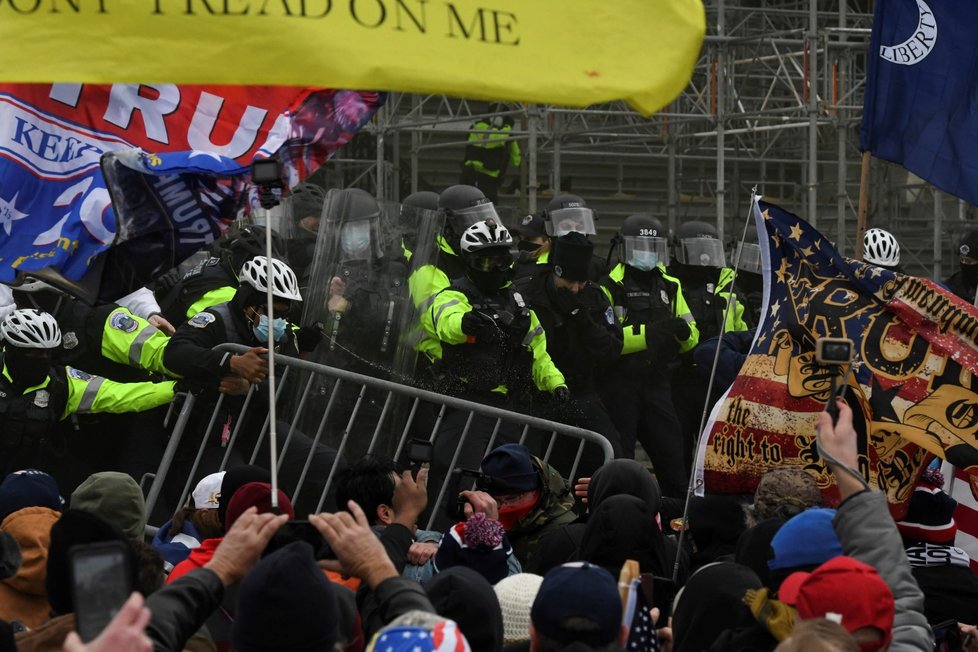 Trumpovy příznivce rozháněla policie, použila i slzný plyn.