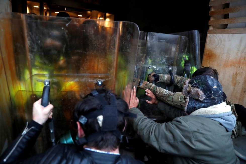 Příznivce Trumpa rozháněla policie, použila i slzný plyn.