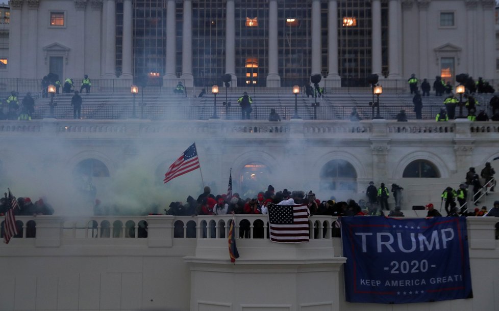 Příznivce Trumpa rozháněla policie, použila i slzný plyn.