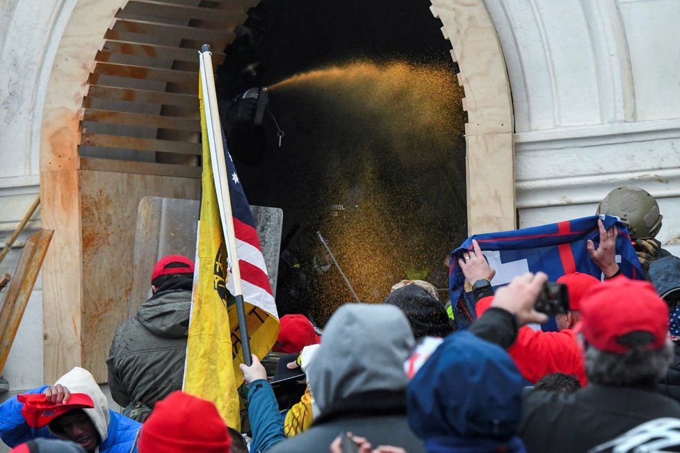 Trumpovy příznivce rozháněla policie, použila i slzný plyn.