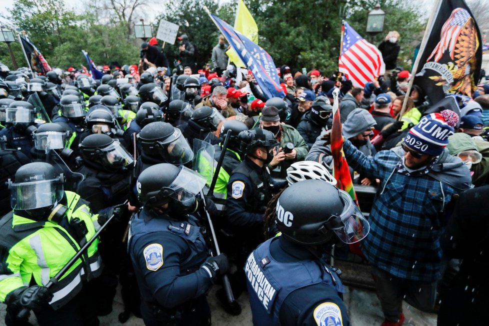 Trumpovy příznivce rozháněla policie, použila i slzný plyn.