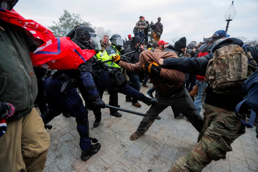 Trumpovy příznivce rozháněla policie, použila i slzný plyn.