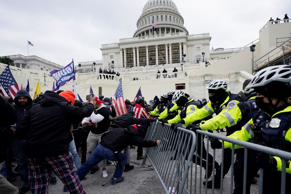 Trumpovi příznivci se střetli s policií.