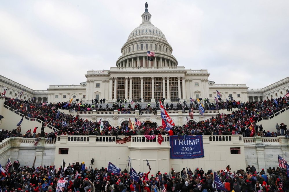 Trumpovi příznivci před budovou Kapitolu.
