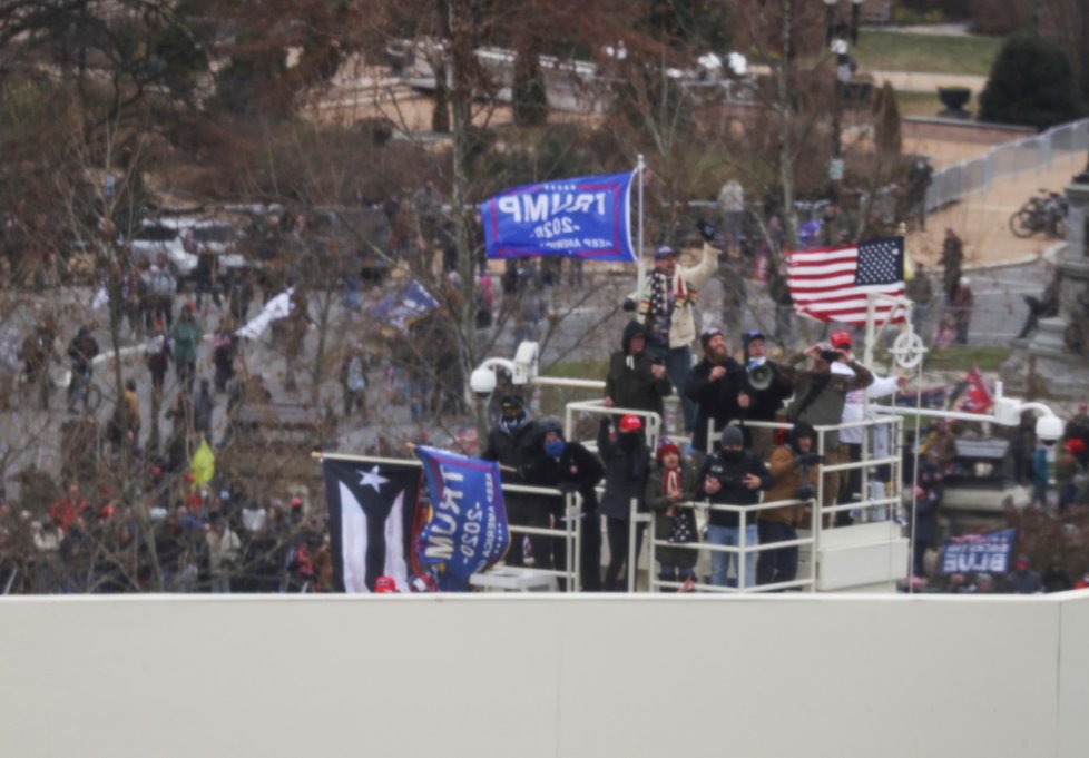 Trumpovi příznivci se střetli s policií.