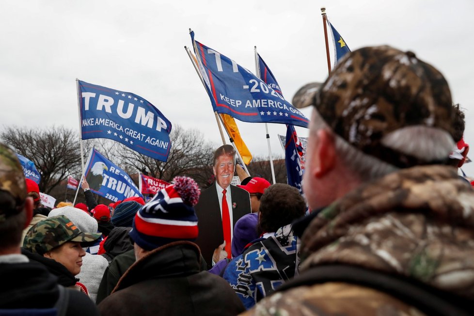 Příznivci Donalda Trumpa před budovou Kongresu