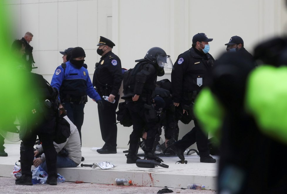 Trumpovi příznivci se střetli s policií.