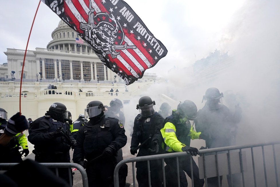 Trumpovi příznivci se střetli s policií.