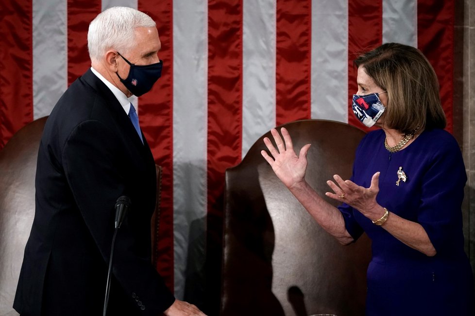 Mike Pence a Nancy Pelosiová na společném zasedání obou komor Kongresu.