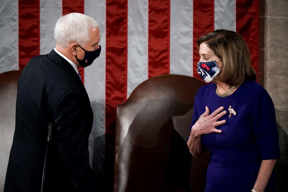 Mike Pence a Nancy Pelosiová na společném zasedání obou komor Kongresu.