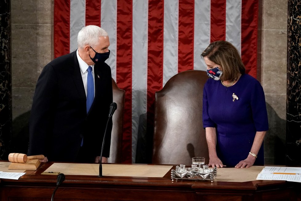 Mike Pence a Nancy Pelosiová na společném zasedání obou komor Kongresu.