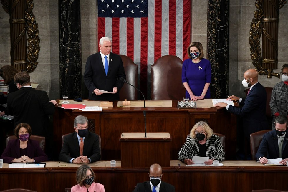 Mike Pence a Nancy Pelosiová na společném zasedání obou komor Kongresu.