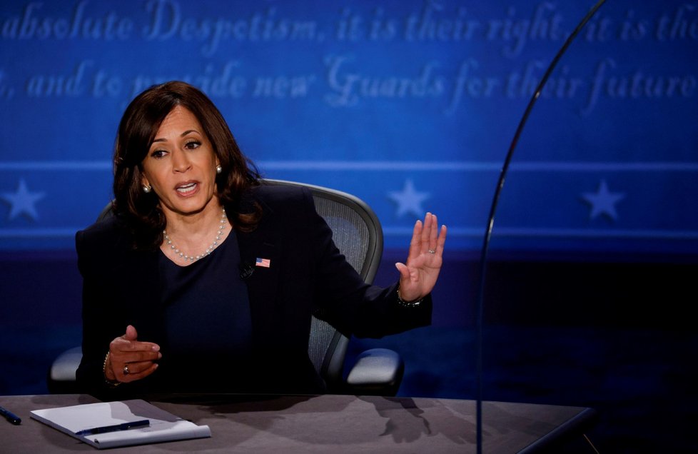 Kandidátka na americkou viceprezidentku Kamala Harrisová během debaty.