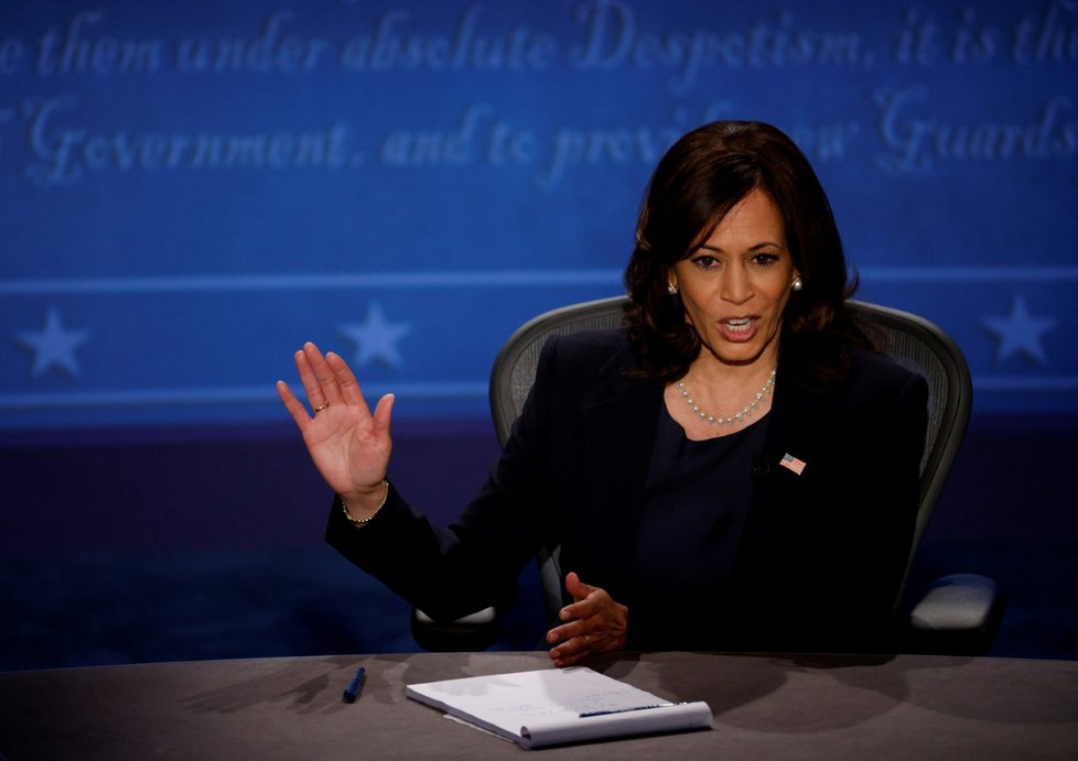 Kandidátka na americkou viceprezidentku Kamala Harrisová během debaty.