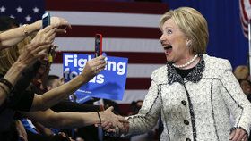 Demokratické primárky v Jižní Karolíně s drtivým náskokem vyhrála Hillary Clintonová. Sanderse porazila o téměř 50 procent.