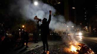 OBRAZEM: V amerických městech propukají první protesty