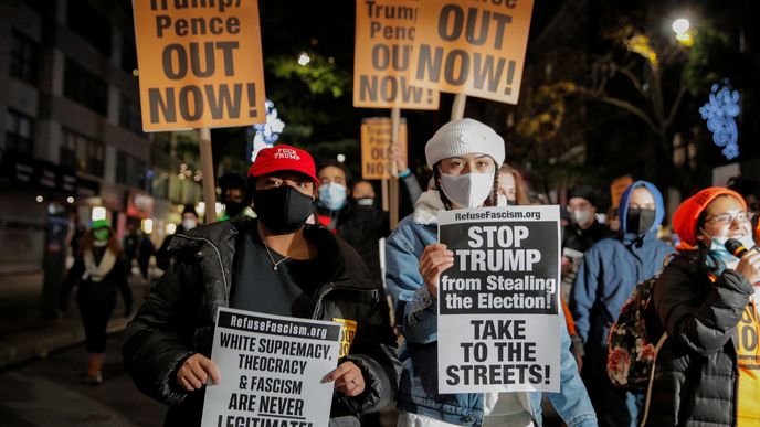 V některých amerických městech už začínají protesty. Například v New Yorku.