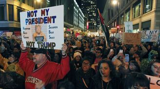 Protesty proti Trumpovi neutichají. Změní něco? 